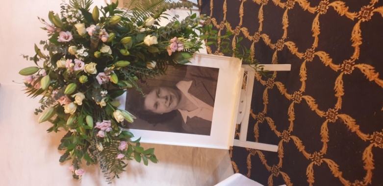 Tribute Easel & Frame